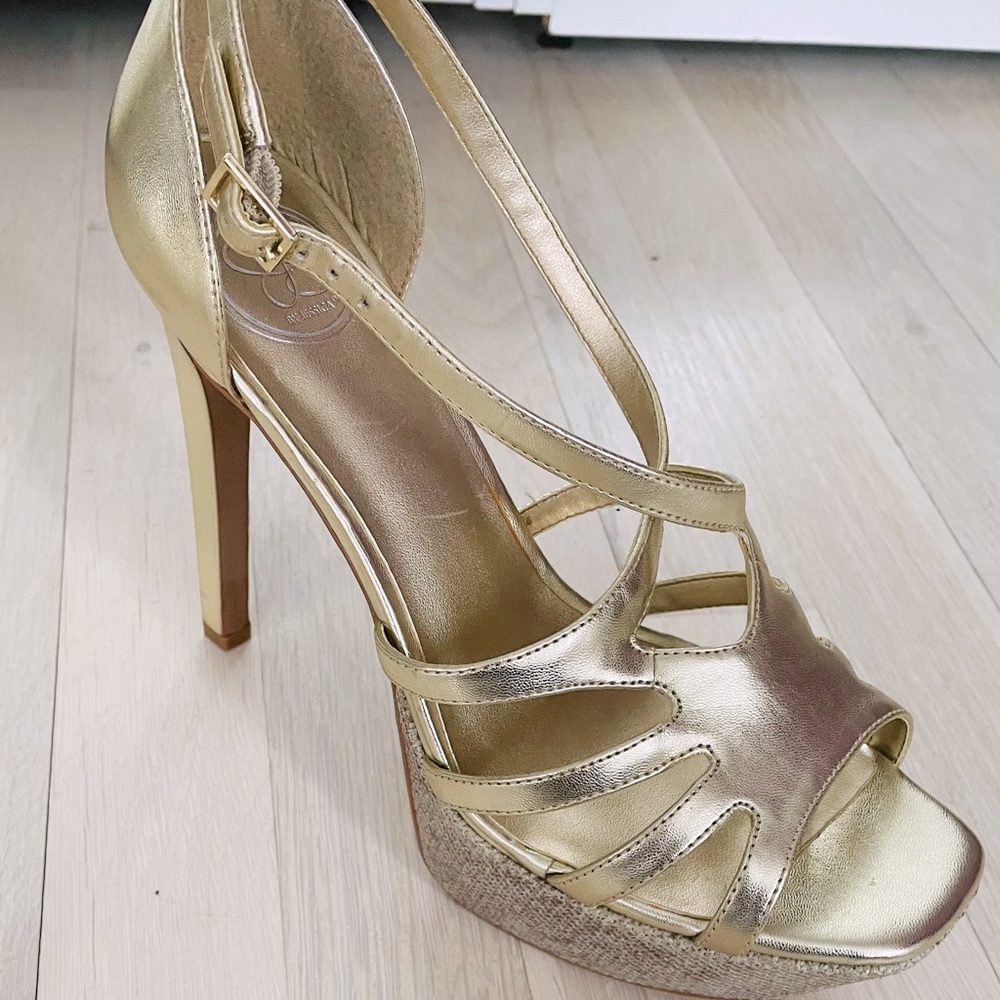 Jessica Simpson Gold Platform heel